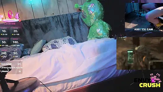 Fileli oyuncu kız dizlerinin üstüne çıkıyor