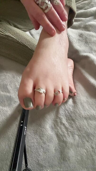 8 Minutes of Pure Happiness in Front of My Beautiful Feet