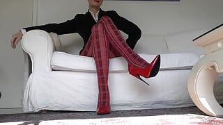 Collants tartan rouges et talons extrêmes, spectacle de jambes