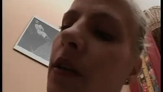 Geile blondine fickt ihre gepiercte fotze mit einem massiven dildo