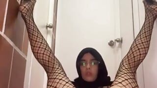 Arabier met zeer harige vagina breidt haar anus uit en neukt op handen en voeten
