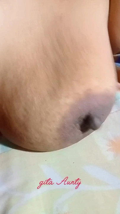 Snažan trenutak iz "Indian besi lokal bhabhi big boobs show in night room"
