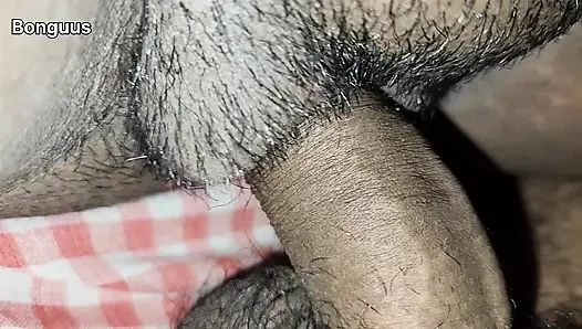 Bibi desi berbagi tempat tidur aku menyetubuhi memeknya di softcore malam - close up