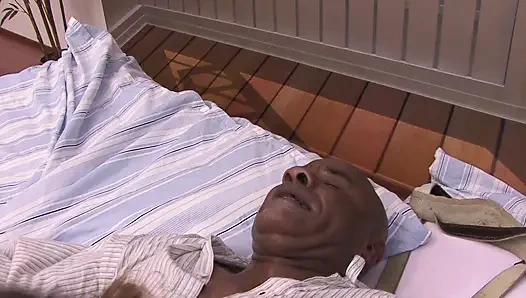 Горячая бабуля стонет от удовольствия, когда скачет на черном хуище