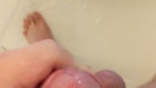 Jovem garoto empurrado na banheira