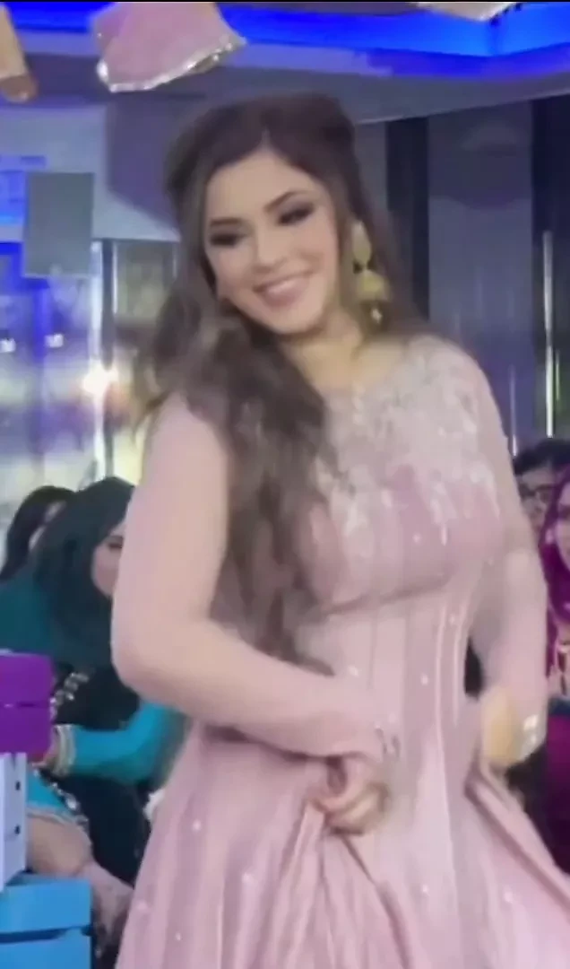 Sexy mariyah paki desi dancing boobs sari