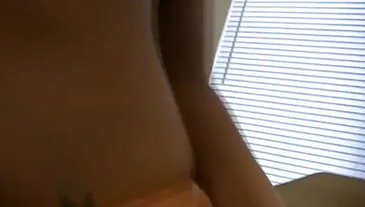 Пролапсовый бут розы выскакивает из грязной мокрой