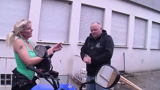 Татуированная немецкая домохозяйка-пума с натуральными формами скачет