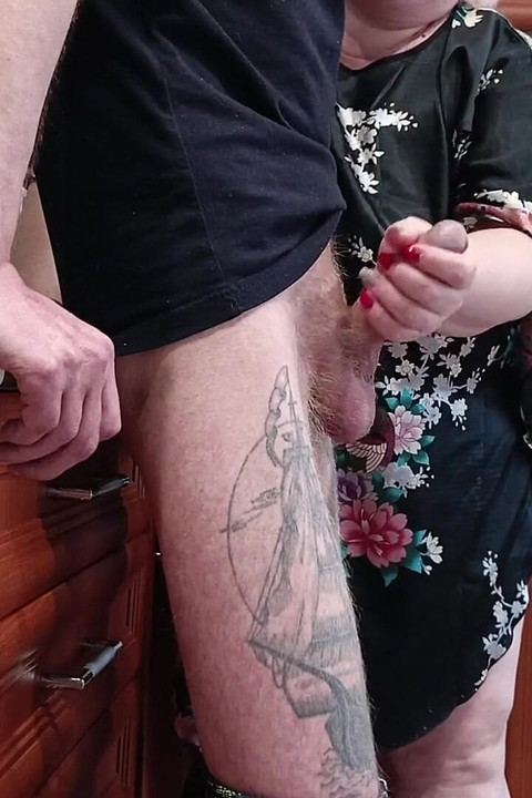 Üvey annesinin ağzına sıcak dölle boşalıyor ve yutuyor