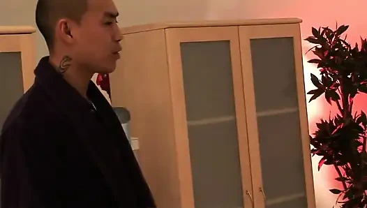 Keni Styles iki ateşli ve büyük memeli hatunla sikişiyor