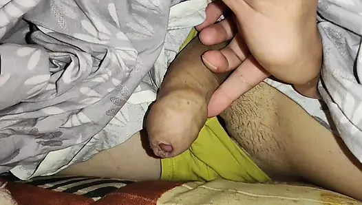 Azgın twink ateşli babasının yarağını sıvazlıyor