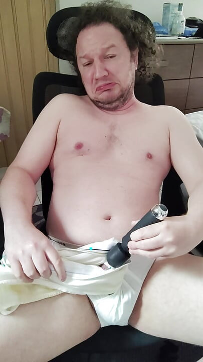 Stuzzico il mio cazzo negli slip bianchi di Tommy Hilfiger e vengo in una sborrata nella stretta con lo stafford