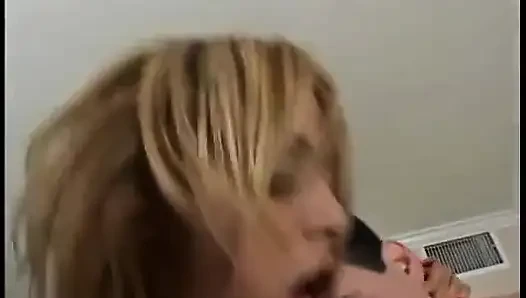 Azgın yaşlı adam kızların sıkı ıslak göt deliğine dildo kaydırıyor