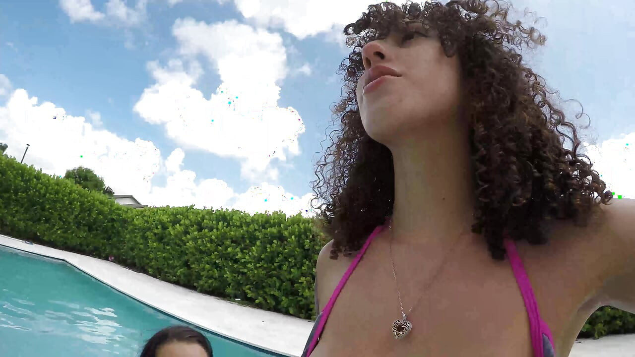 ג'מאק תופס אותנו בבריכה שלו בחוץ, מזדיינים חזק על הפנים