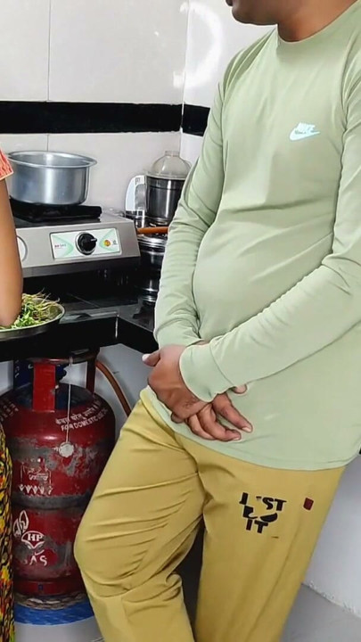 KITCHEN mehath bathane ai uski sas ko ap jao tv dekho | Clip 1
