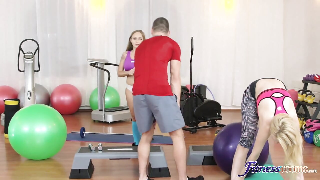 Fitnessräume - für Max, den Fitnesstrainer, ist die Verführung von zwei schätzchen mit dicken titten immer lustiger als nur eins