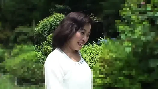 Japanische oma aufheben, um ihre muschi mit sperma zu füllen