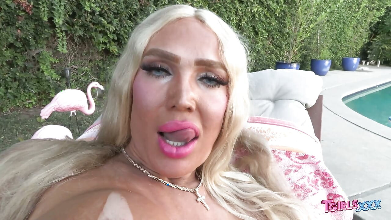 TGIRLS XXX Nữ chuyển giới tóc vàng ngực to bị địt ngoài trời trên đồ nội thất sân thượng