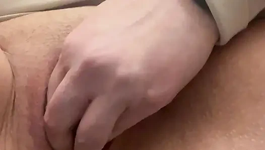 Помощник по уходу кончает в общественном туалете во время перерыва