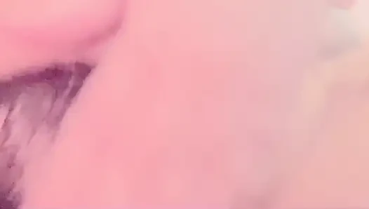 Schau zu, wie ich meine kleine muschi mit meinem riesigen bbc-dildo ficke