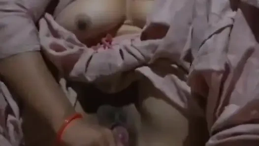 Sendirian di rumah, seorang wanita menenangkan memeknya dengan terong