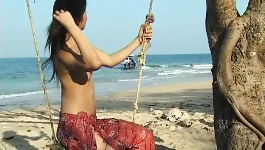 Salıncakta güzel Asyalılar