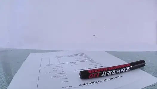 Sarışın azgın sürtüğü tıraşlı ıslak amcığını sikiyor