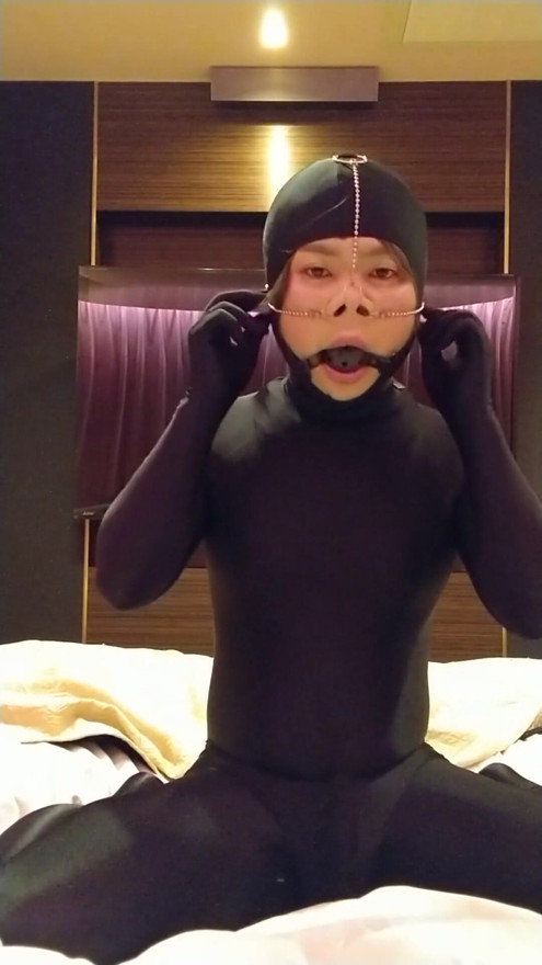 A cross-dressing boy masturbated with a collar, handcuffs, nose hook, and ball gag, and an embarrassing appearance in full-body tights. | Clip 1