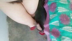 genç Hint sütlü bebeğim gösterilen onun güzel bacaklar
