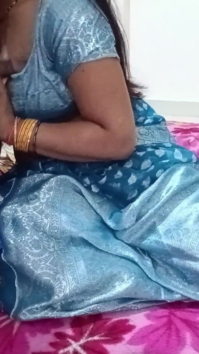 Hot Desi Bhabhi Ko Sexy Baateke Kar Ke Sex | Clip 1