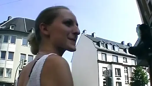 Öffentlicher blowjob neckt und schlampige fingerexplosion