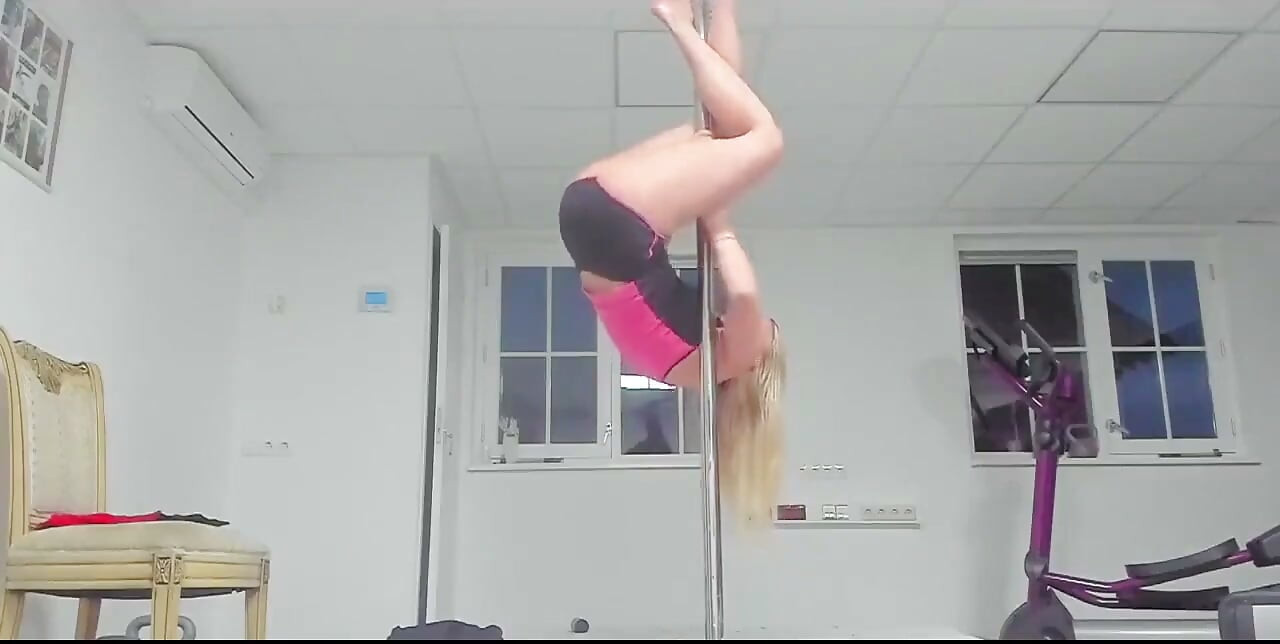 Øver poledancing