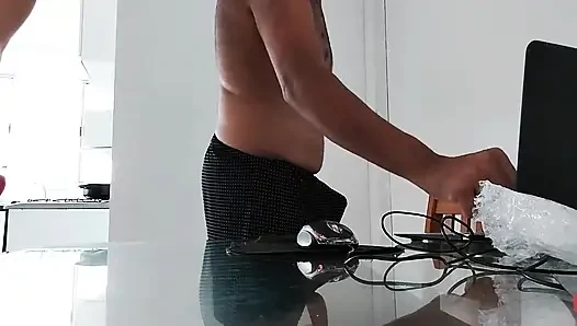 Hanya melihat hottie di sana berada di depannya dan itu bahkan tidak terjadi lama.