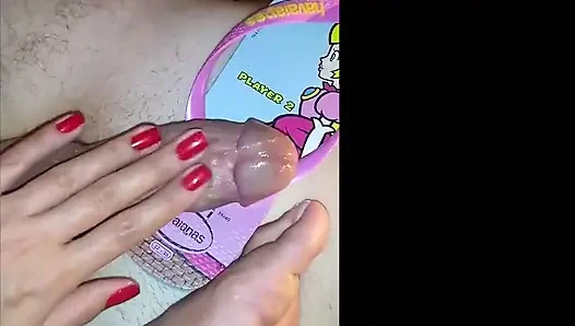 Kiffa испытывает оргазм, сжимая его член и заставляя его поклоняться ее ступням