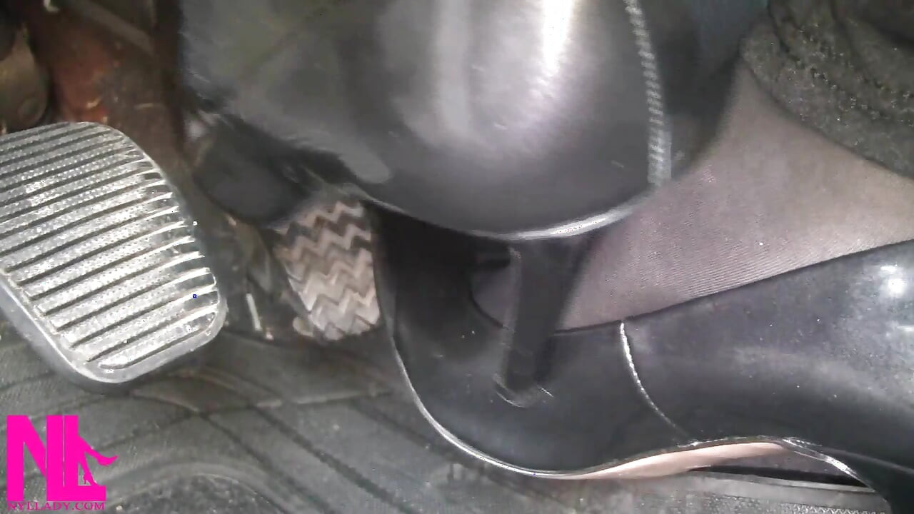 Bombeo de pedal en pantimedias negras y tacones altos grises