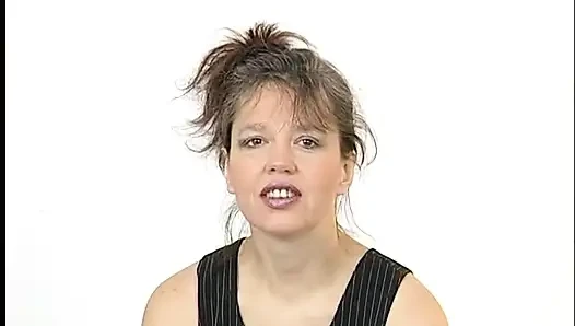 Geile brünette füchsin macht beim casting ihre haarige fotze mit einem dildo