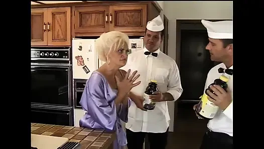 Bu edepsiz nine genç adamlar tarafından sikilmeyi seviyor