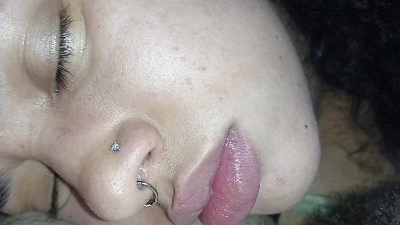 CREAMPIE FACIAL, ELA FODE O PAU ATE ELE DESPEJAR TODO SEU ESPERMA