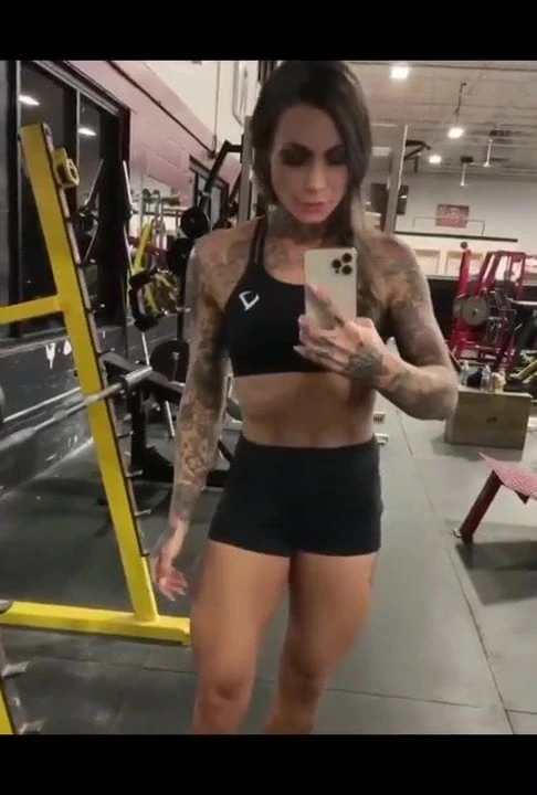 Sexy fitness babe