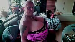 Crossdresser mit Riesentitten Fesselt sich selbst und Foltert sich mit Pumpdildo im Arsch - Arschdehnung Gay Sissy Boy BDSM Sex Cup-Z Brüste
