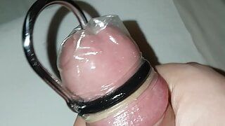 Sonido de 8 mm con condón dentro de la uretra, video vertical, sondeo uretral, anillo para el pene