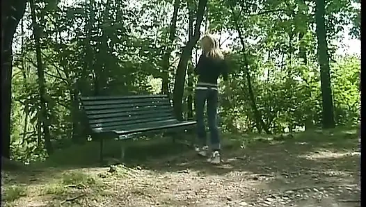 Junge blonde schlampe in einem park abgeholt gibt einen schönen blowjob