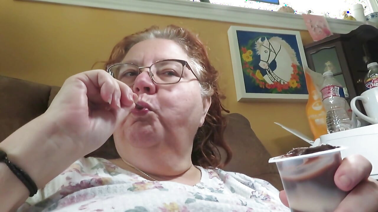 あなたの餌箱のために私のプリンカップを食べる