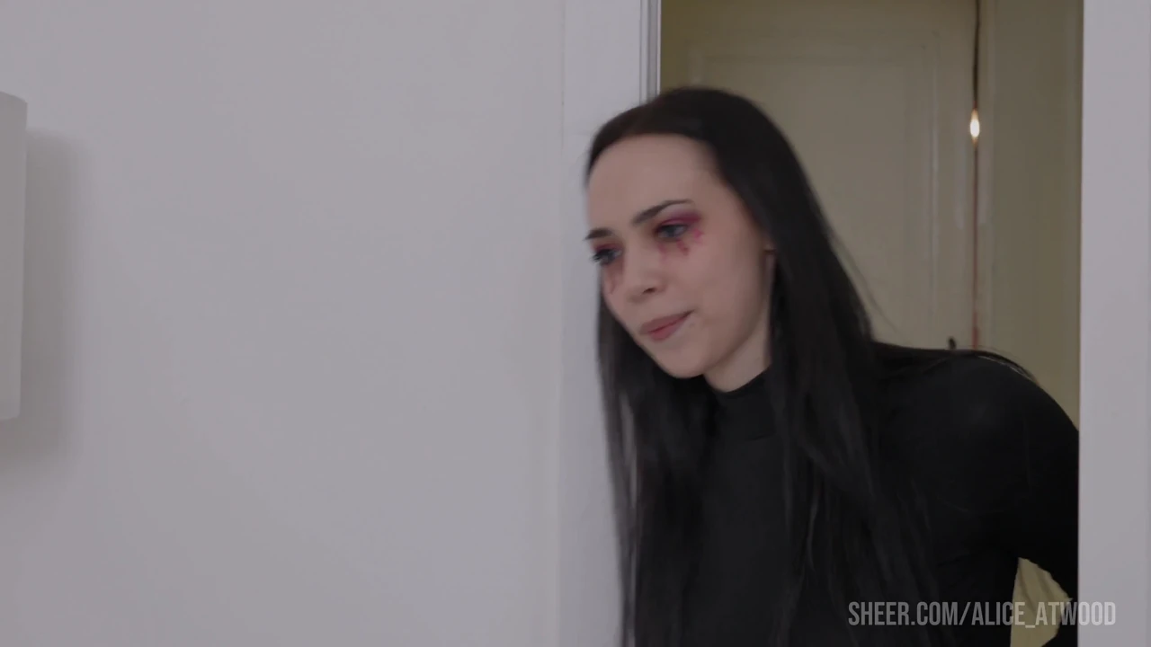 Üvey babanın hassas aşktan gırtlağına kadar ve sert sikişe kadar gotik kızı