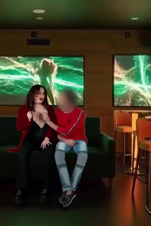 Εγώ, ο διευθυντής του Karaoke Club και ο σύζυγός μου, τα κινηματογραφούμε όλα