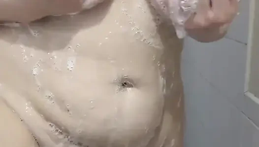 Горячая мокрая и сочная милфа в душе