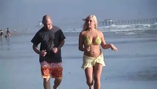 Memek becek cewek semok rambut pirang ini dientot habis-habisan sama kontol besar sampai matanya merem melek