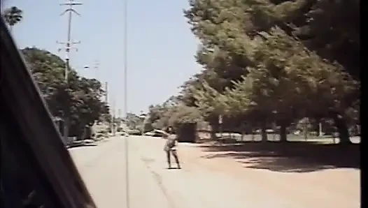 Muhteşem memeli esmer piliç yatakta iki yarakla sert sikiliyor