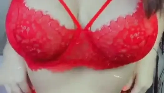 Kırmızılı çarpıcı bayan