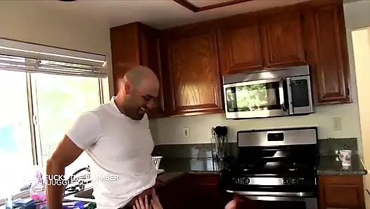 Толстушка Eliza Allure трахает сантехника